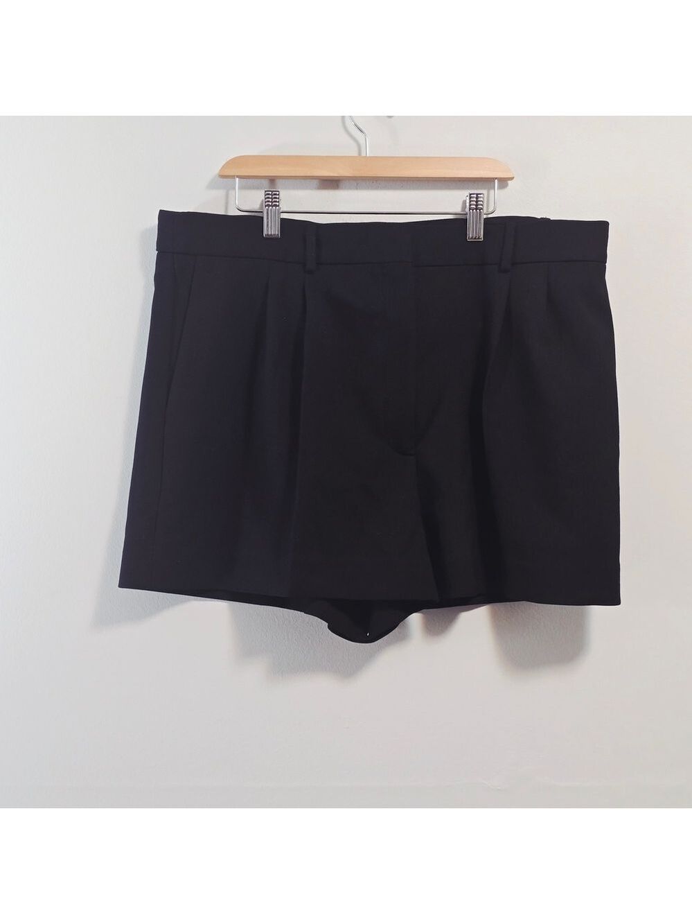 Aritzia Babaton Black High-Waist Tailored Shorts - Picture 2 of 8